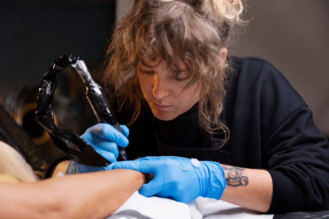 Jak prawidłowo dbać o swój nowy tatuaż – praktyczne porady i inspiracje na unikalne wzory