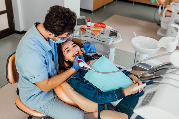 Jak wybrać odpowiednie ubezpieczenie dla praktyki stomatologicznej?