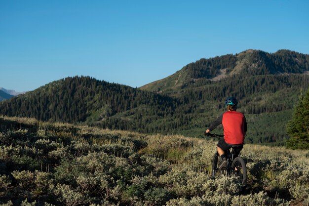 Jak wybrać idealny rower trekkingowy na długie wyprawy?