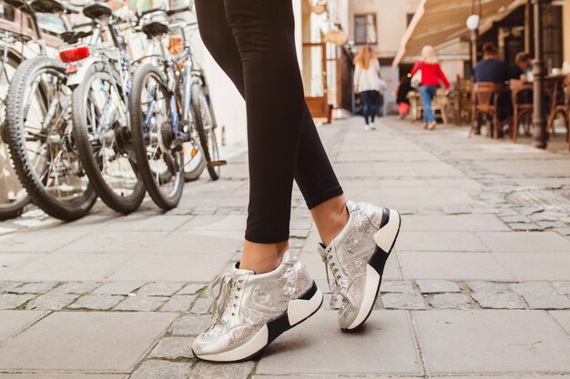 Jakie cechy sprawiają, że klasyczne buty sportowe są idealnym wyborem na co dzień?