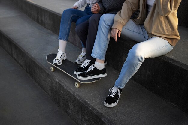 Ewolucja stylu ulicznego: Jak trampki zrewolucjonizowały modę casualową