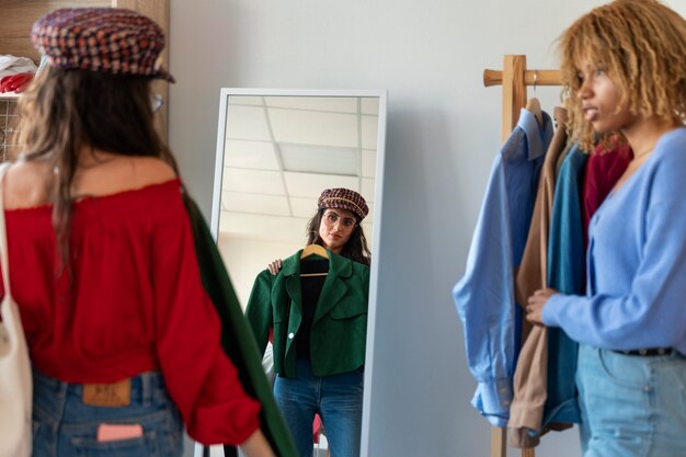 Jak wprowadzić kolor do swojej garderoby, by ożywić codzienne stylizacje?