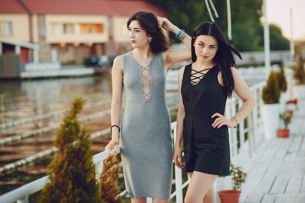 Jak wybrać idealne sukienki na każdą okazję z oferty hurtowni online?